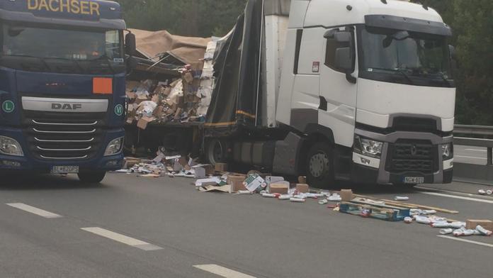 Z kamionu se po nehodě na D1 vysypal náklad, tvořila se dlouhá kolona