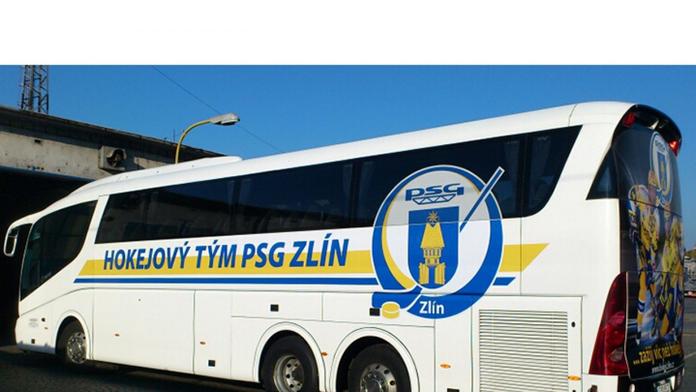 Fanoušek propíchl gumu zlínského autobusu! Škoda je přes 10 tisíc korun