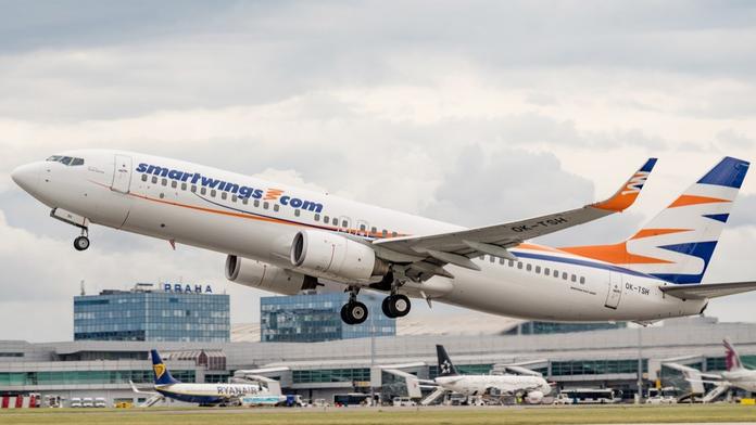Češi čekali hodiny na let, v letadle dostali jen tatranky. Aerolinka nevidí problém