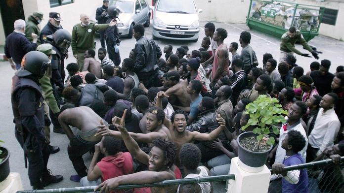 Británie dá Francii na posílení hranice před migranty 1,3 miliardy