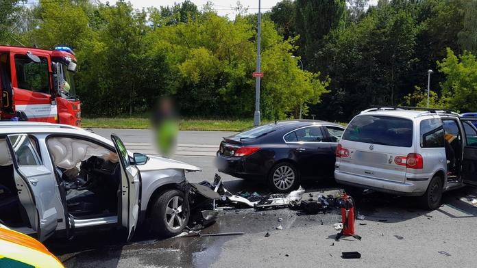V Plzni se srazila tři auta. V péči záchranářů skončilo devět lidí