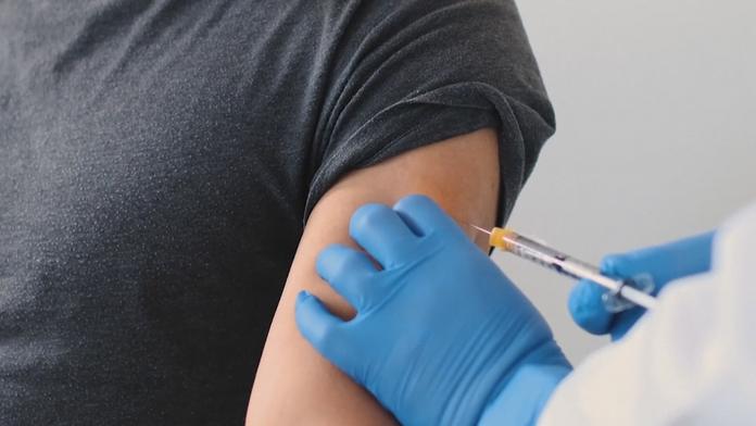 Komplikace při očkování. Společnosti hlásí vedlejší účinky svých vakcín
