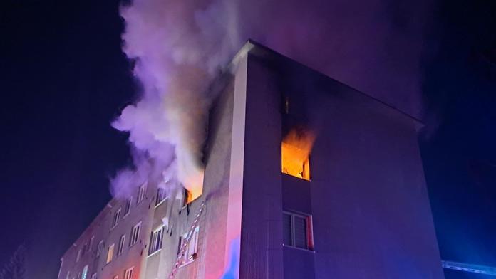 Požár zachvátil bytový dům v Kamenici. Hasiči zachránili 11 lidí i terárium