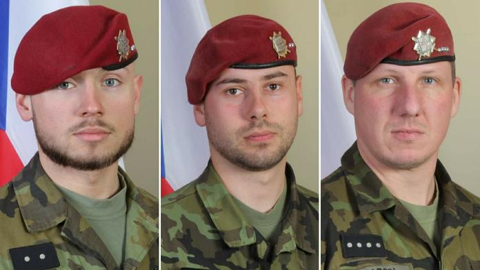 Muž vylepil letáky oslavující smrt českých vojáků. Hrozí mu vězení