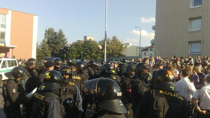 Ve Varnsdorfu se to zase mele! Proti bouřícímu davu nastoupili těžkooděnci!