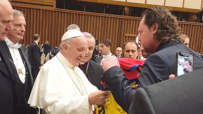 Mám první hokejový dres, jásal papež. Přivezl mu ho Eda Turek