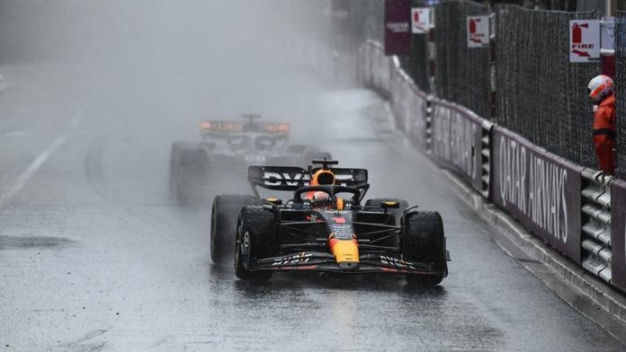 Velkou cenu Monaka narušil déšť. Závod plný kolizí ovládl suverén Verstappen