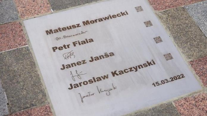 Zelenskyj poděkoval Fialovi pamětní deskou