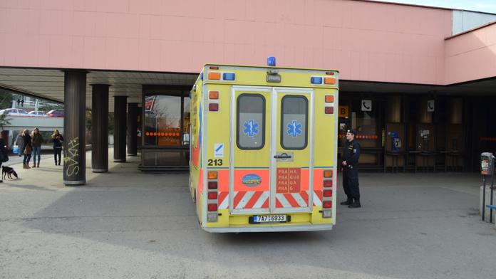 Pod soupravu metra v Praze skočila žena! Souprava ji skoro amputovala ruku!
