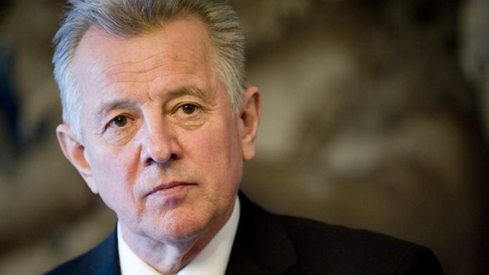 SKANDÁL! Prezident OPSAL dizertační práci