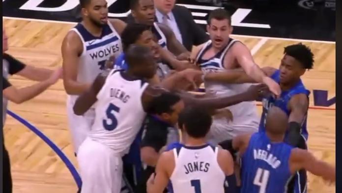 Vypjaté emoce v NBA: Hráči se pohádali, pak jeden druhého škrtil!