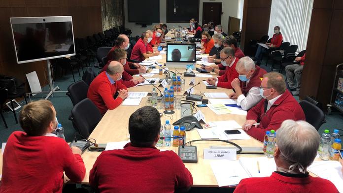 Hamáček v červeném spustil lavinu. Ten svetr nesvlíkej, vyzvali kolegové
