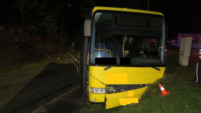 Mladík bez řidičáku ukradl autobus. Vzápětí ho několikrát naboural