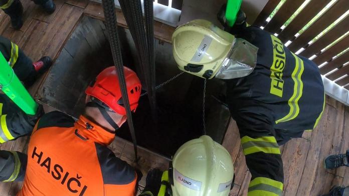 Na Kladensku se utrhl výtah s lidmi. Zranění uvízli čtyři metry hluboko