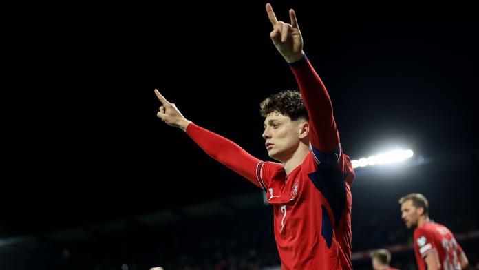 Krejčí jako Rosický. Kapitán reprezentace slavil gól ikonickým gestem
