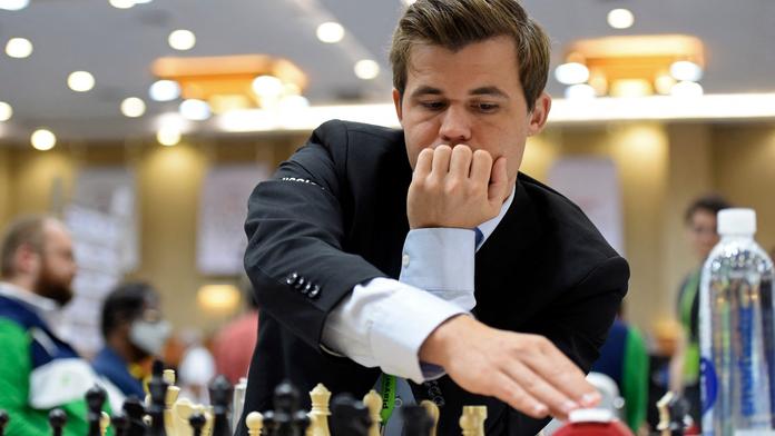 Šachista Carlsen odstoupil po prvním tahu. Soupeři tím vyslal jasný vzkaz