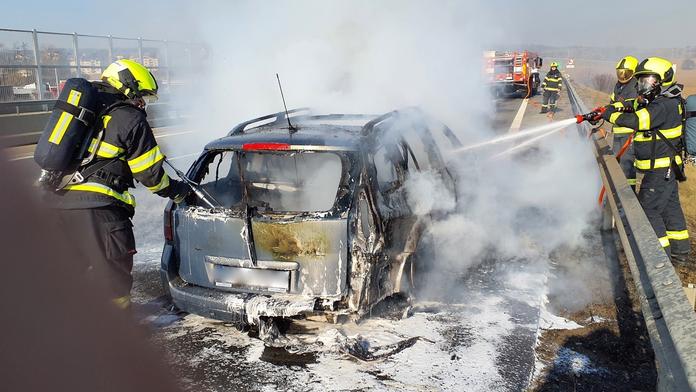 Na D1 začalo hořet auto. Požár narušil dopravu, tvoří se kolony