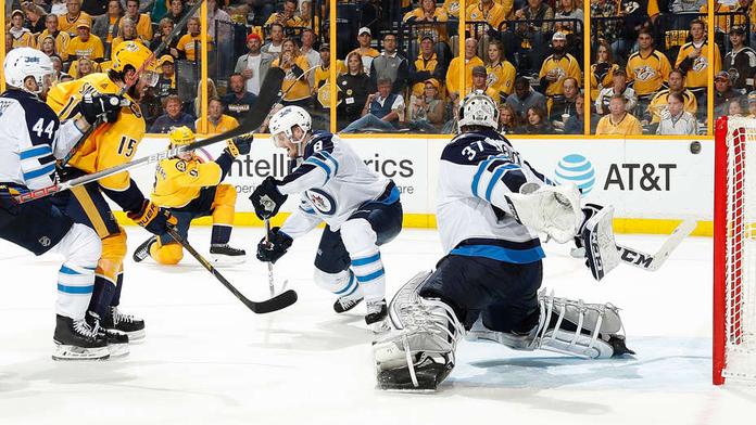 Winnipeg přežil děsivou sprchu, výhru urval gólman Hellebuyck