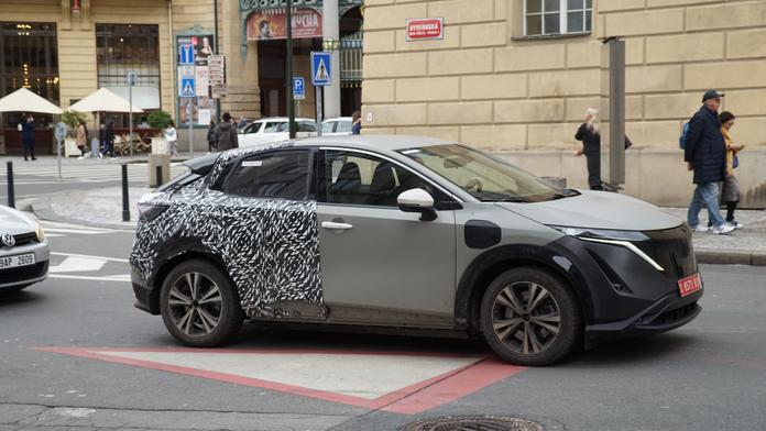 Po Praze se prohání podivné testovací muly. Můžou být předzvěstí velkých novinek Nissanu