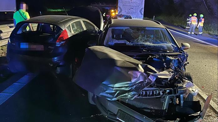 Řidič záchranky pomáhal při nehodě na D11. Vjel do něj opilý řidič a zranil ho