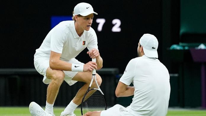 Slzy a beznaděj. Dimitrov mohl senzačně porazit Sinnera, zastavilo ho zranění