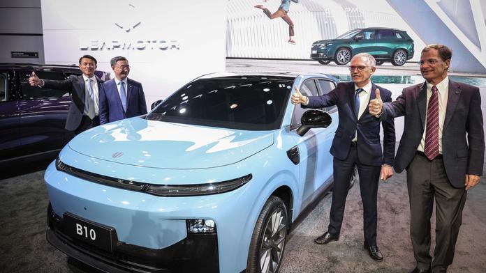Automobilky v Paříži poměřují síly. Tohle jsou "zbraně" pro souboj Číny s Evropou
