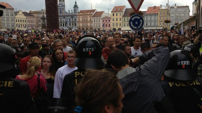 Masakr v Budějovicích: Těžkooděnci vytlačovali demonstranty slzným plynem