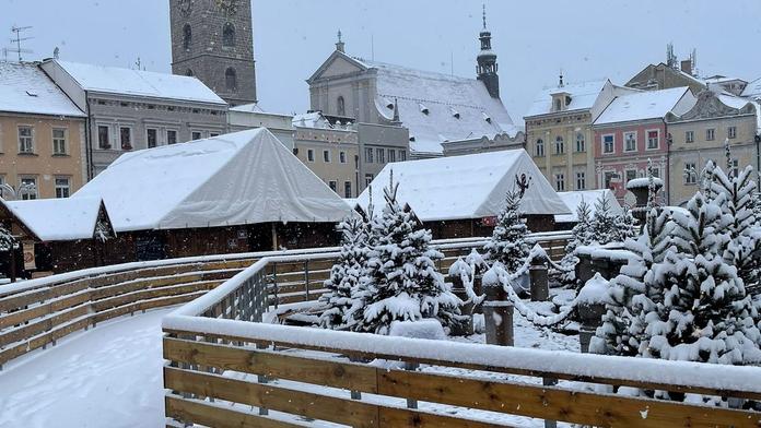 V Českých Budějovicích napadlo 7 cm sněhu. Meteorologové upravili výstrahu