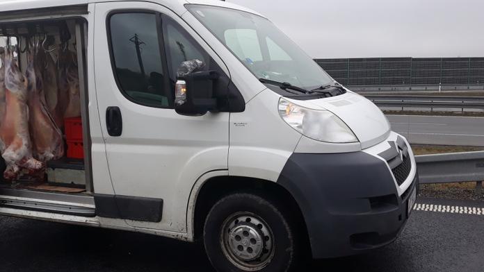 Policie kontrolovala mýtný systém, našla auto plné závadného masa