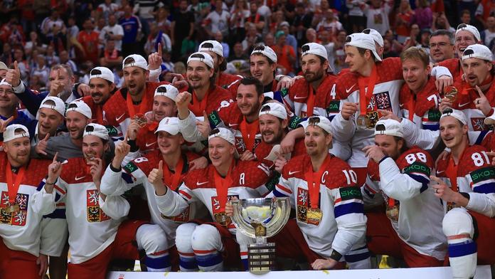 Zlaté oslavy pohltily Česko. Scény z pražského metra obletěly svět