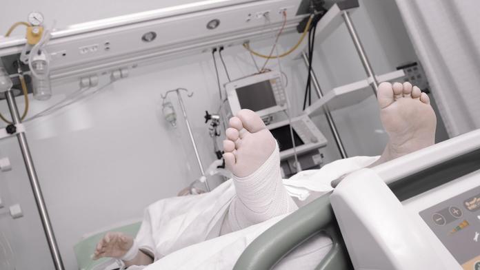 Babička zemřela, uvedla nemocnice. Rodina ji našla živou v čekárně