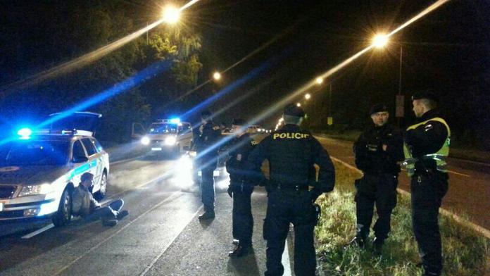 Dvě nabouraná policejní auta, silniční zátarasy! Policistům na Karvinsku ujížděl opilý muž!