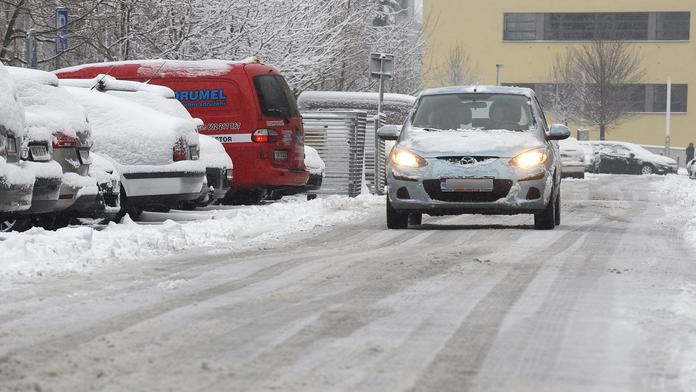 Řidiči, nezapomeňte na nové předpisy! Za sníh hrozí pokuty