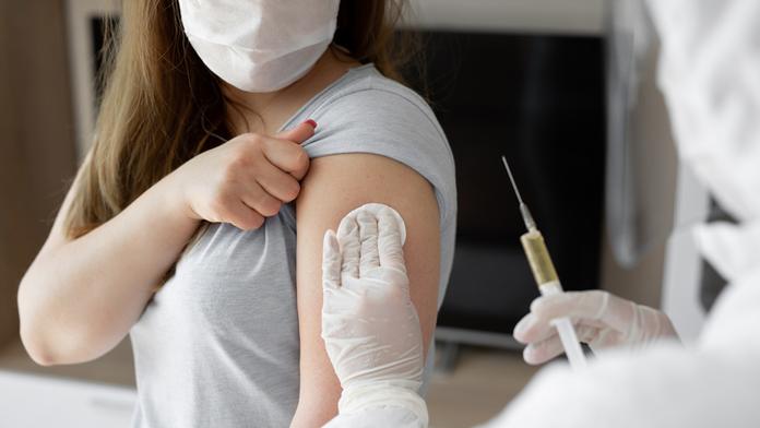 Úřad zveřejnil nové vedlejší účinky u AstraZeneky. Včetně vzácné nervové poruchy