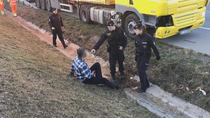 Kamioňák způsobil dvě nehody a ujížděl dál. Pak se hádal s policisty
