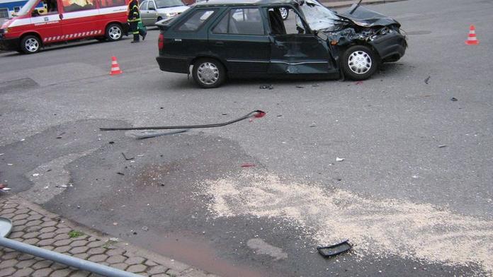 Na Vyškovsku srazil osobní automobil popeláře!