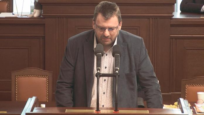 Britskou mutaci na lidi "sype" letadlo, sdílel Volný. Úřad se mu vysmál