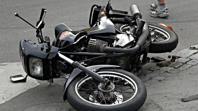 NEBEZPEČNÁ NEHODA! Dvě cyklistky se srazily s MOTORKÁŘEM!