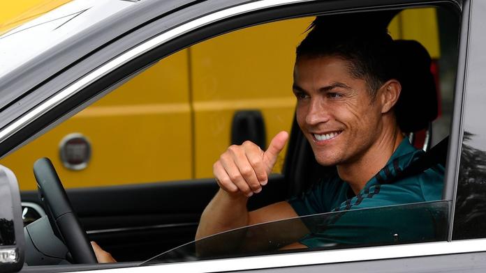 Cristiano Ronaldo v jednom ze svých vozů