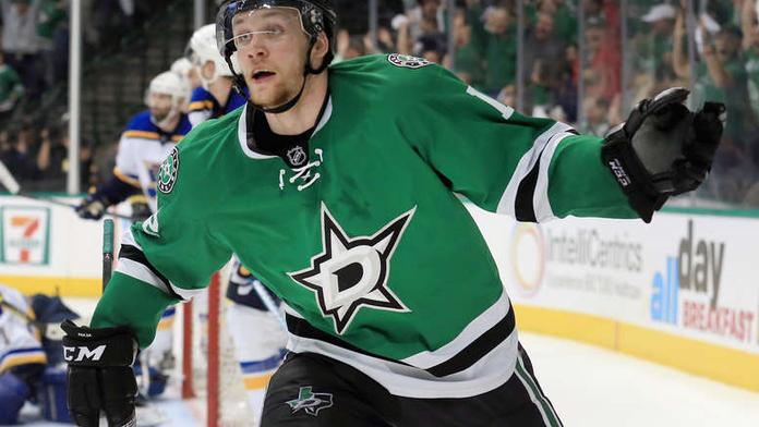 Úsměv, odhodlání a hokejové IQ. Český mladík udivuje NHL!