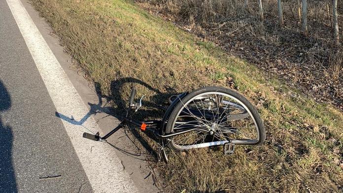 Tragická nehoda na Prachaticku. Při srážce s autem zemřela cyklistka