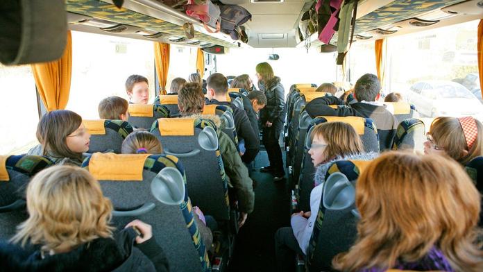 Cestování autobusem: Kdy se poutat a jaké má povinnosti řidič?