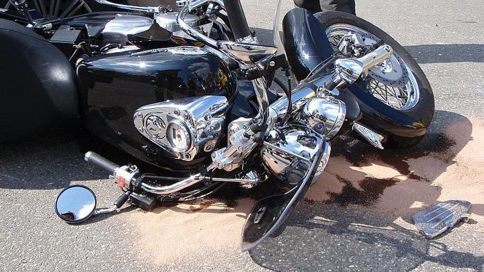 Těhotná řidička narazila do motorkáře, dopadla hůř než on