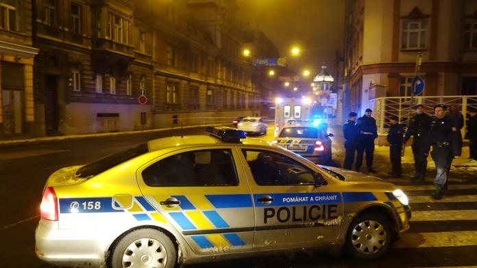 Policista padělal maturitní vysvědčení, teď po něm chtějí miliony
