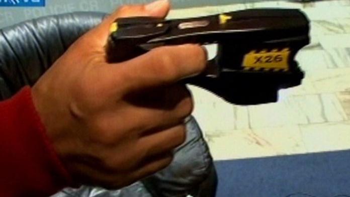VIDEO: Policisté mají nový paralyzér, vydává 50 tisíc voltů!