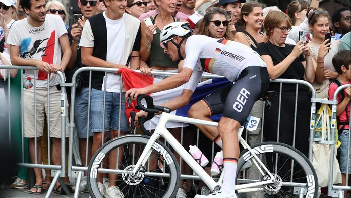 Když příroda zavolá. Cyklista musel při závodě na WC, zaběhl do slavné kavárny