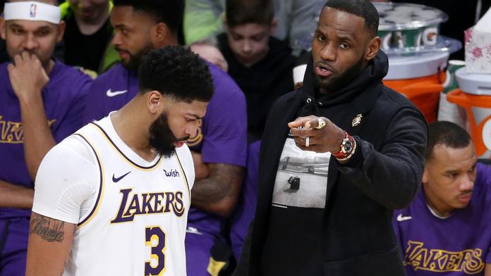 Zraněný LeBron James přihlížel další porážce Lakers. Nepomohly ani jeho rady
