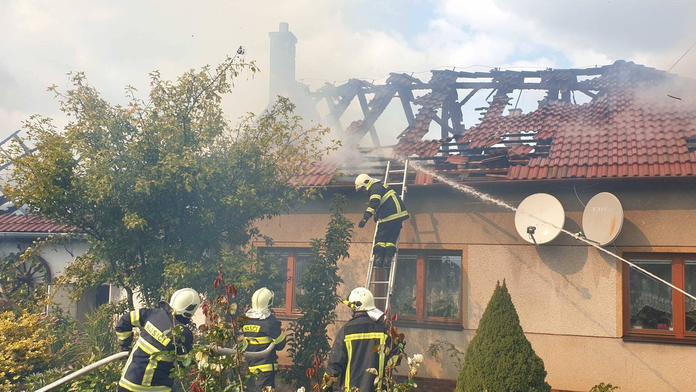 Rodina přišla o střechu nad hlavou! S ohněm bojovalo 14 jednotek hasičů