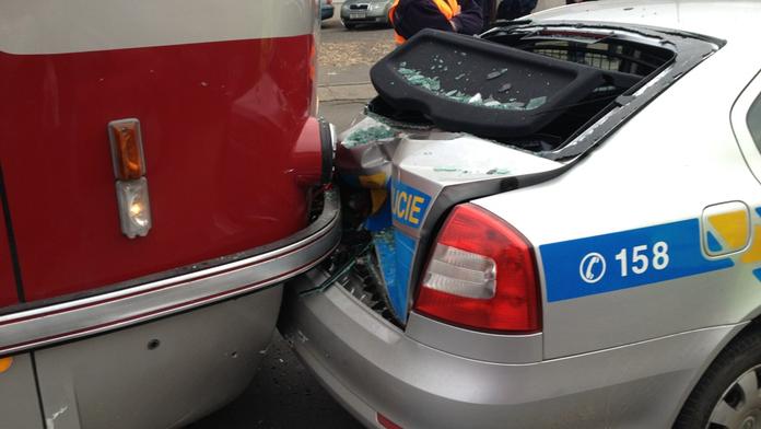 Tramvaj napálila zezadu policejní octavii. Tři muži zákona skončili v nemocnici