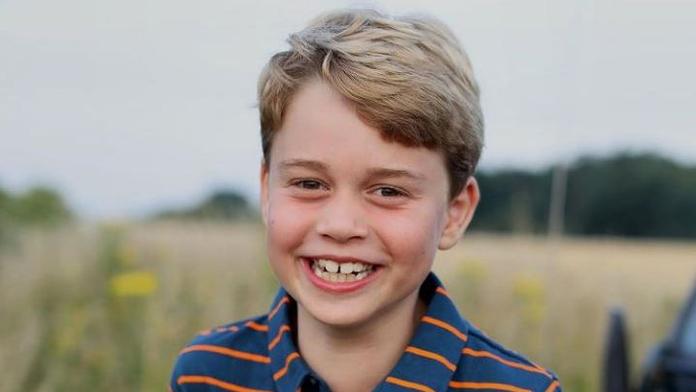 Princ George slaví 8. narozeniny, podobu s otcem Williamem nezapře